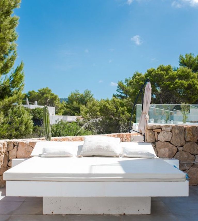 Resa estates ibiza huis huren cala tarida daybed.jpg